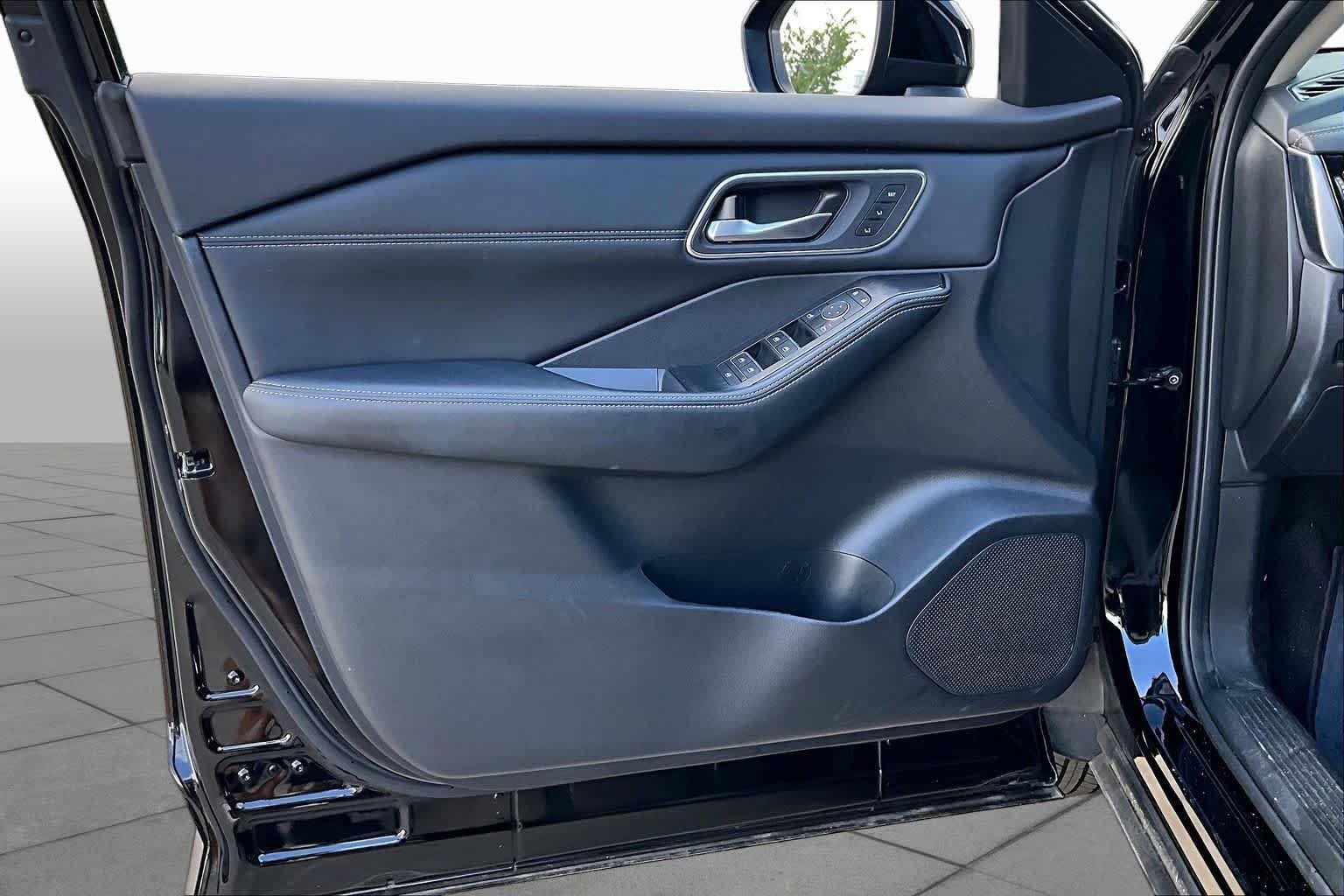 Used 2025 Super Black Nissan Platinum image 20
