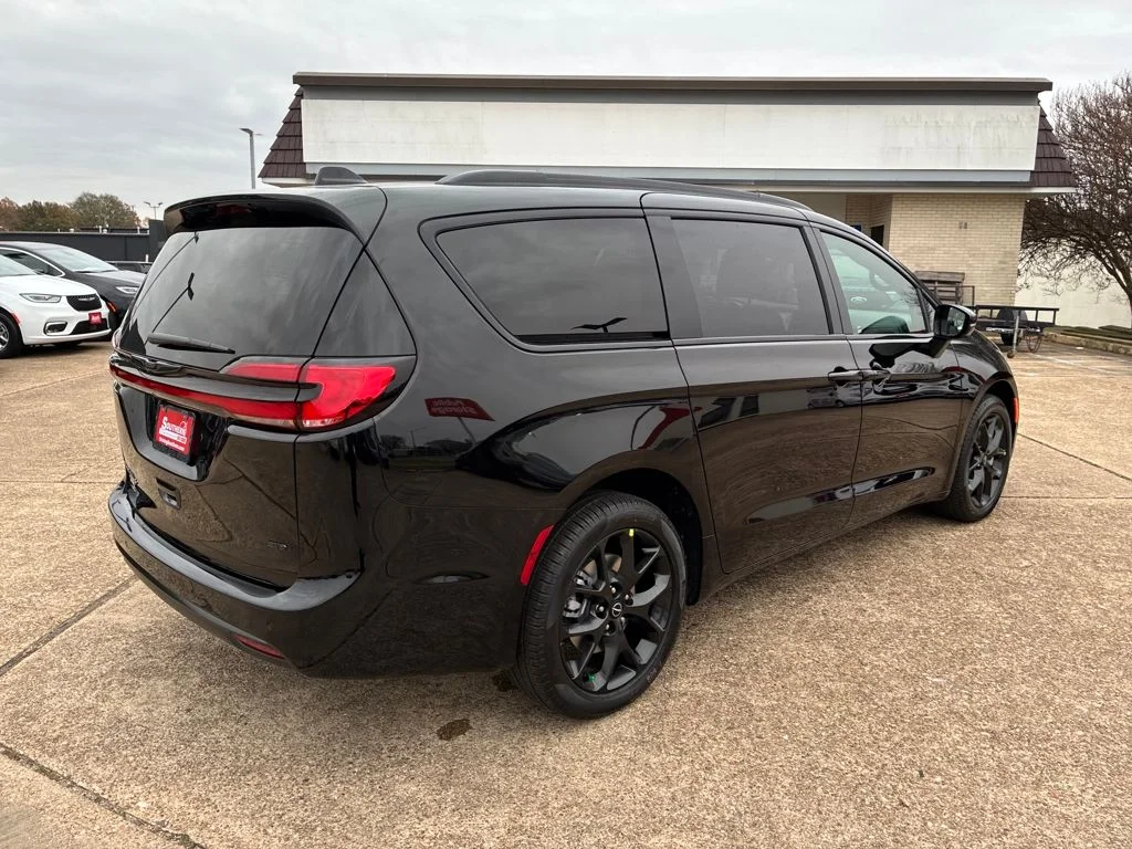 New 2026 Diamond Black Crystal Pearl-Coat Exterior Paint Chrysler Select image 5