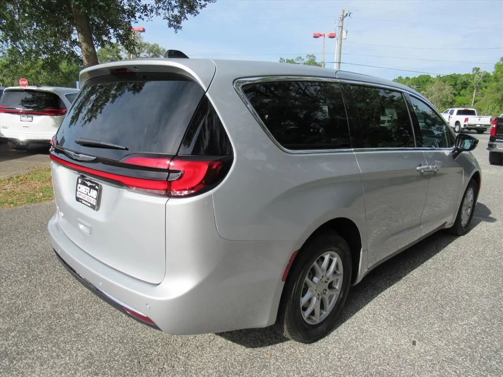 New 2026 Silver Mist Clear-Coat Exterior Paint Chrysler Select image 6