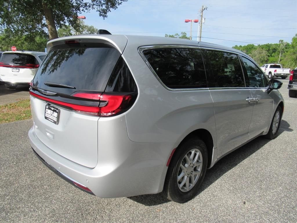 New 2026 Silver Mist Clear-Coat Exterior Paint Chrysler Select image 6