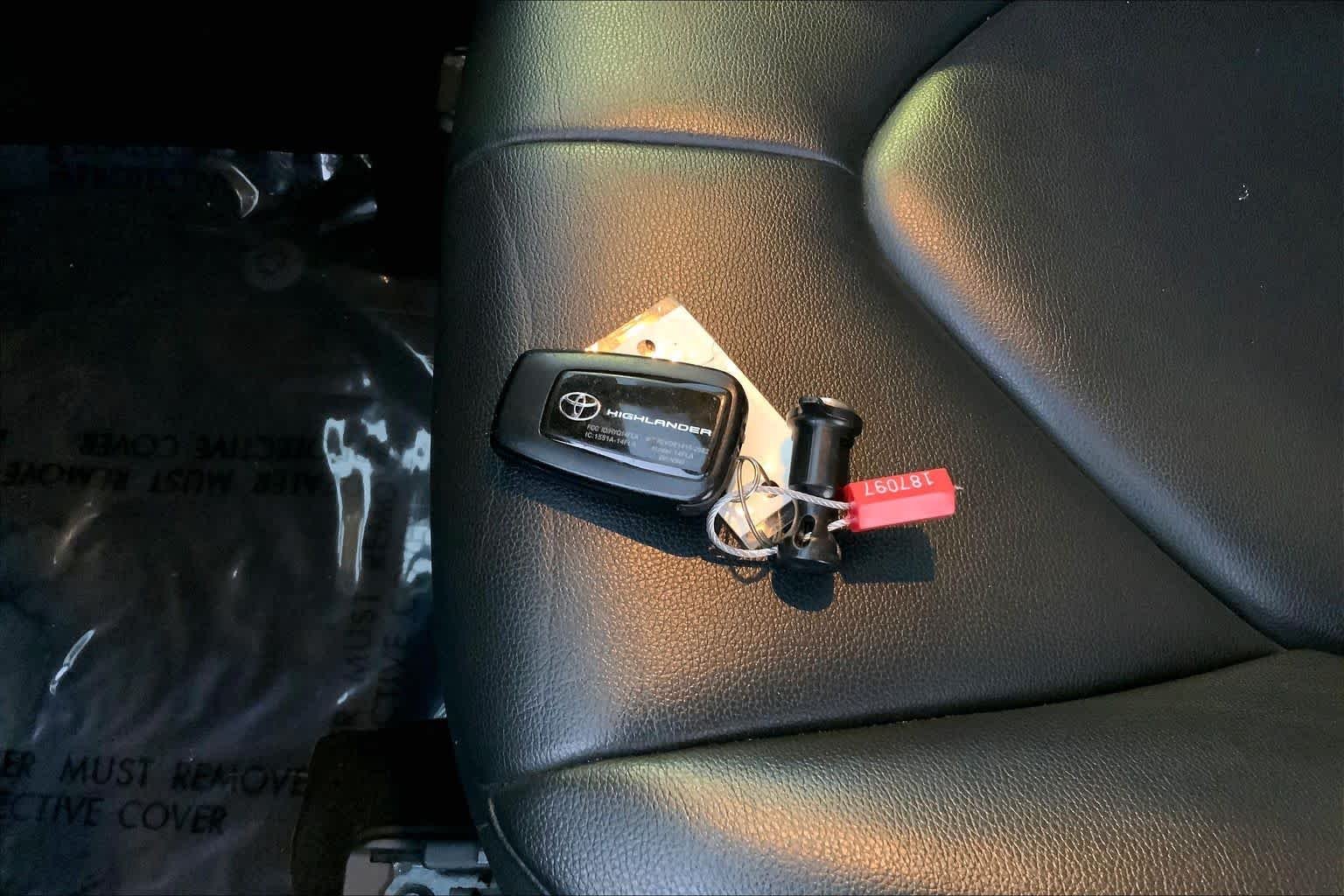 Used 2022 Midnight Black Metallic Toyota XLE image 13
