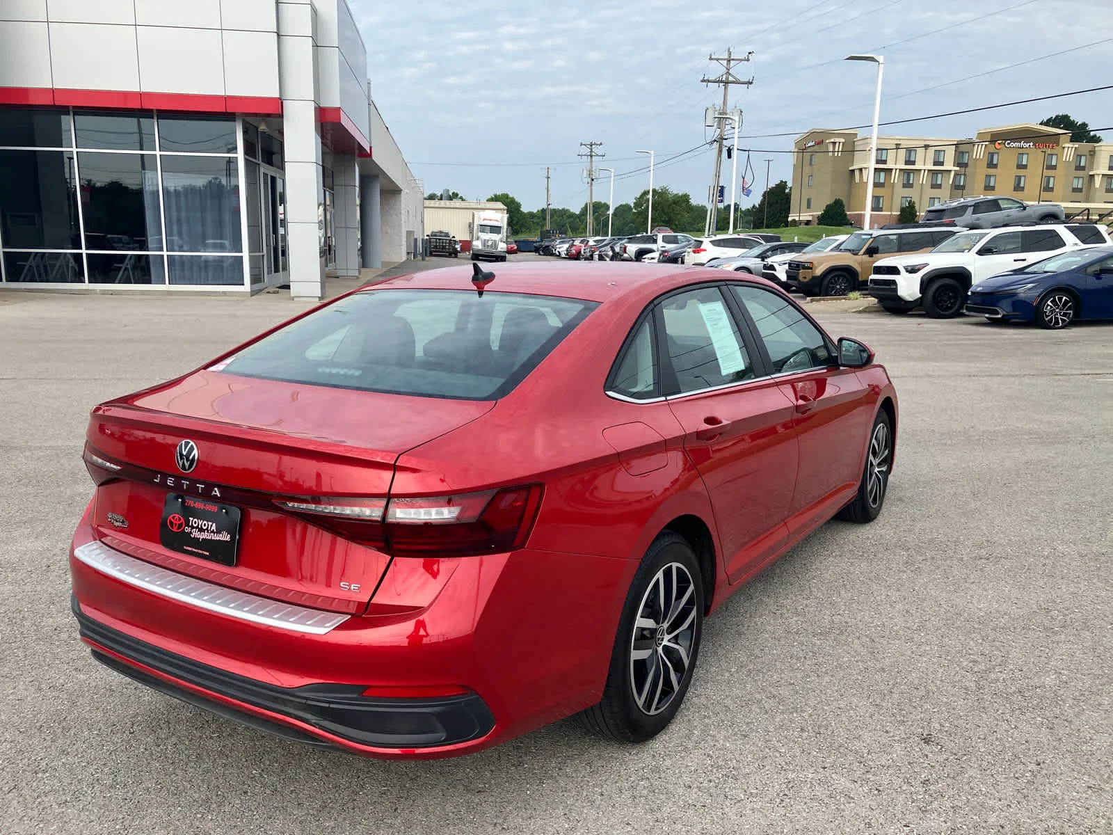 Used 2025 Kings Red Metallic Volkswagen SE image 7