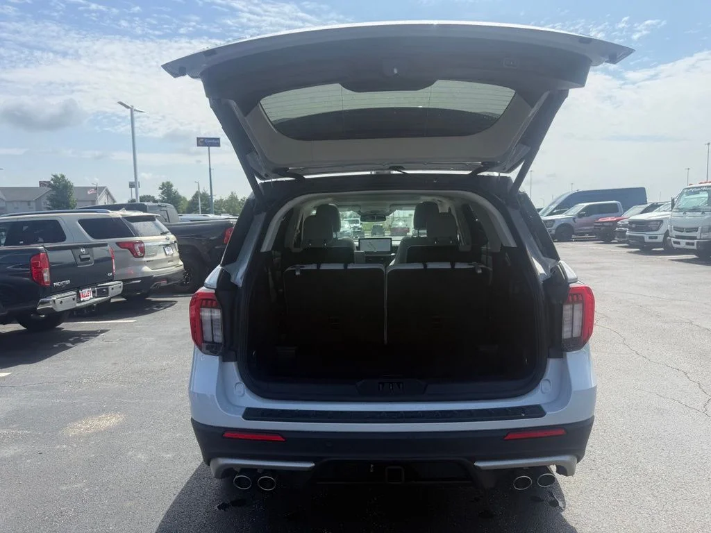 Used 2025 White Ford Platinum image 42