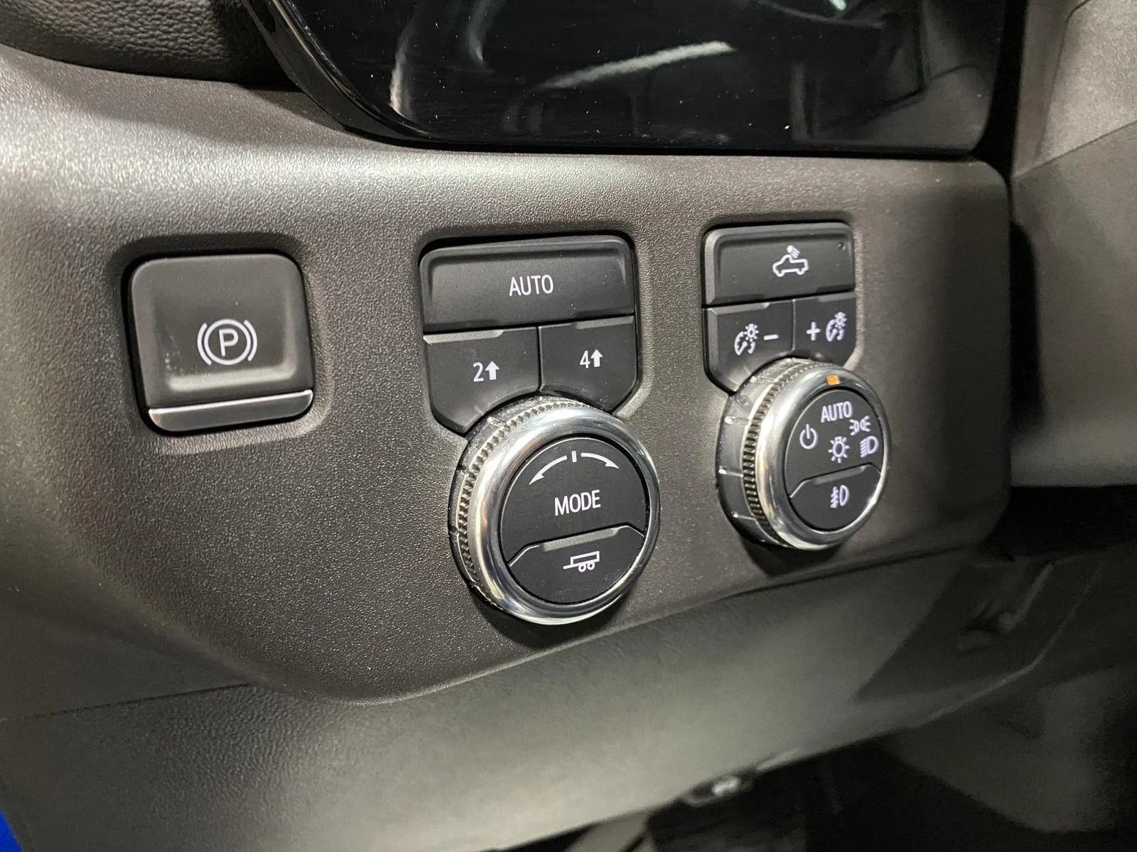 Used 2024 Dynamic Blue Metallic GMC Elevation image 25