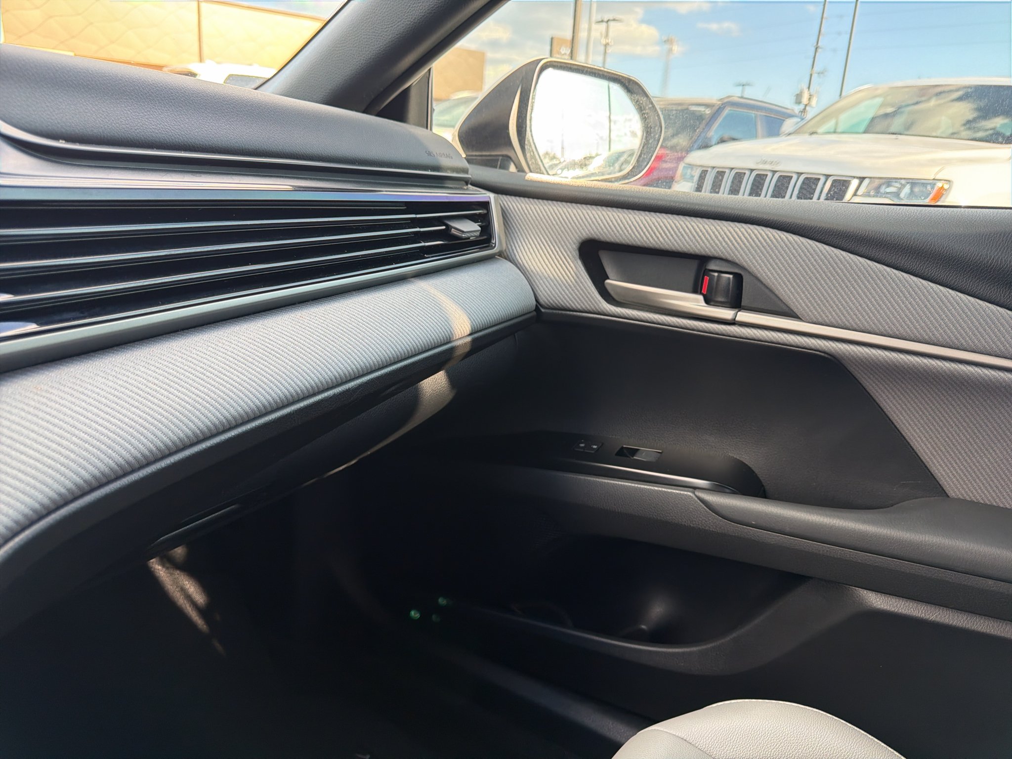 Used 2025 Ice Cap Toyota SE image 18
