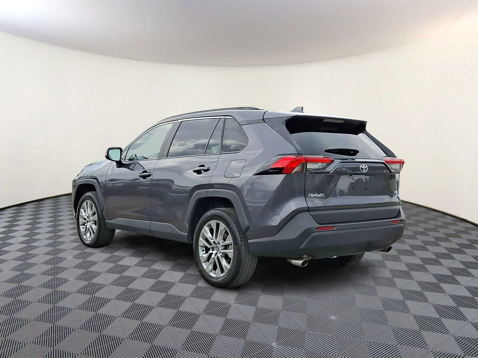 Used 2025 Magnetic Gray Metallic Toyota XLE Premium image 7