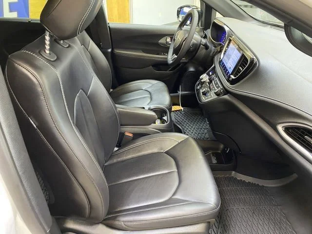 2026 Chrysler Pacifica Select - Photo 25