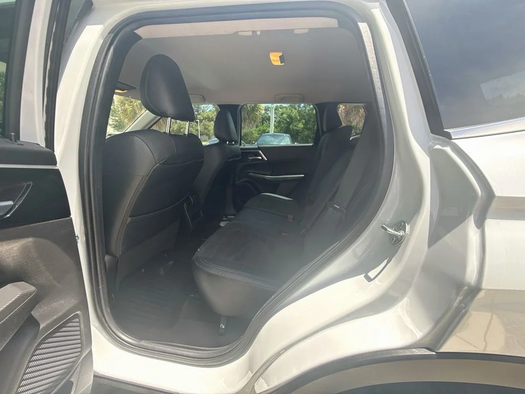 Used 2022  Mitsubishi  image 26