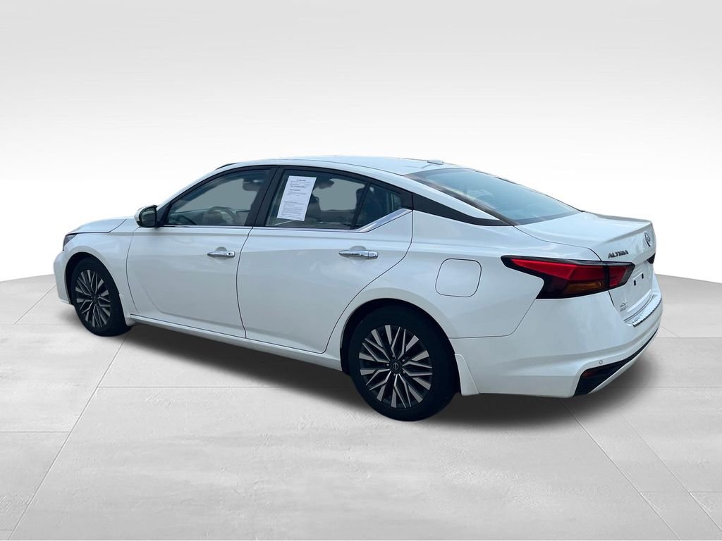 Used 2023 White Nissan 2.5 SV image 3