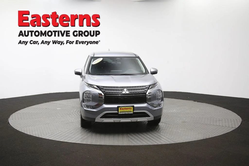 Used 2023 Silver Mitsubishi SE image 52