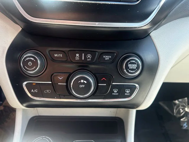 Used 2021 White Jeep Latitude Lux image 16
