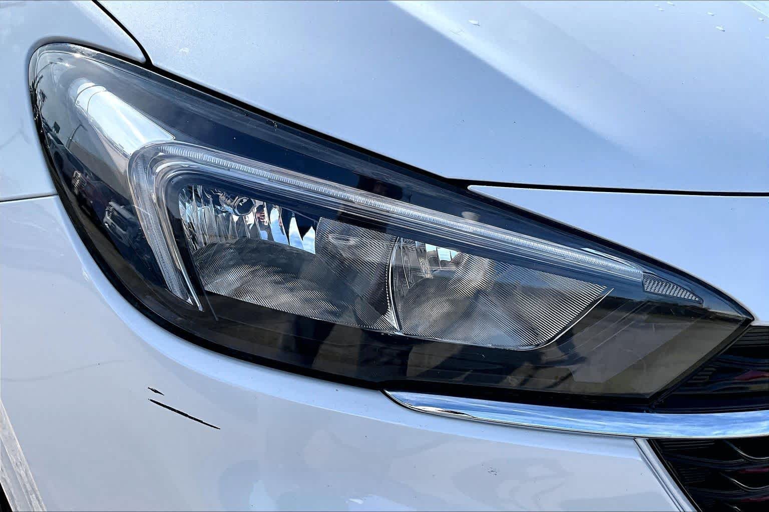 Used 2022 WHITE FROST TRICOAT Buick Select image 27