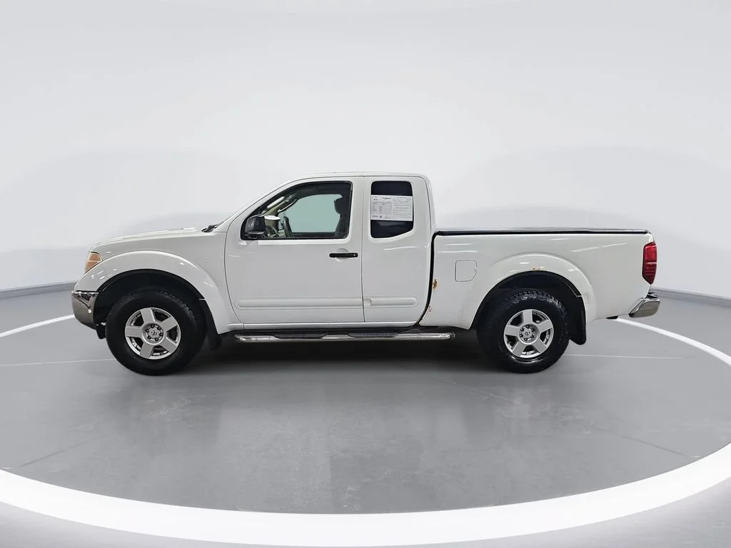 Used 2005 White Nissan SE image 7