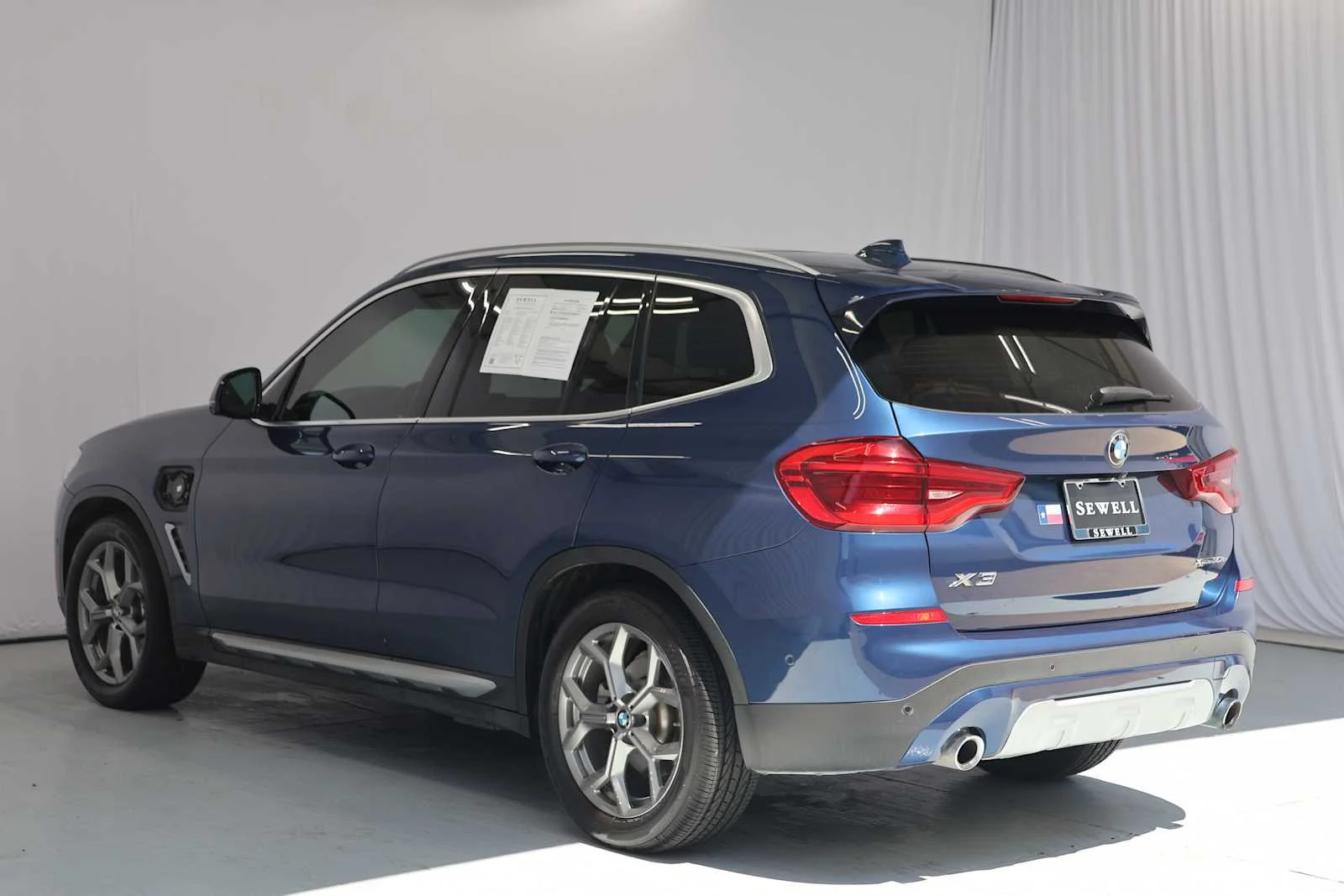 Used 2021 Phytonic Blue Metallic BMW xDrive30e image 5