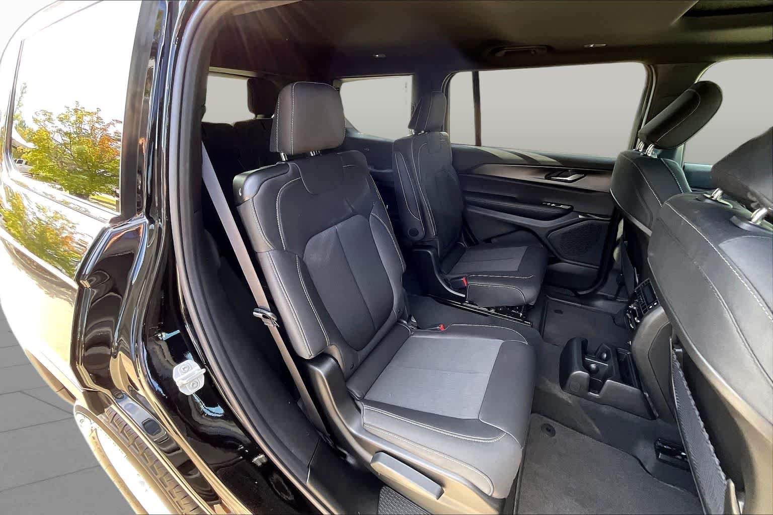 New 2025 Diamond Black Crystal Pearl-Coat Exterior Paint Jeep Laredo X image 21