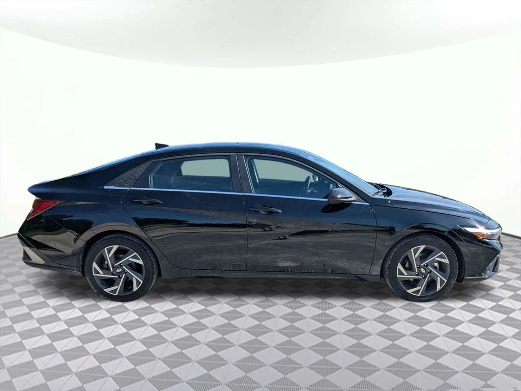 Used 2025 Black Hyundai SEL Convenience image 3