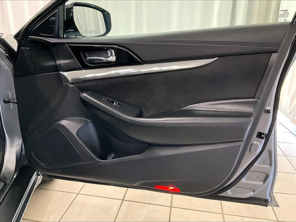 Used 2016 Gun Metallic Nissan SR image 12