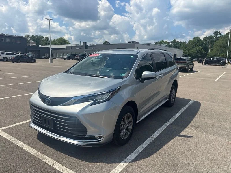 Used 2022 Silver Toyota XLE image 7