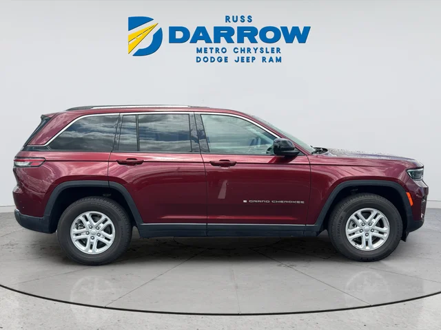 Used 2023 Red Jeep Laredo image 7