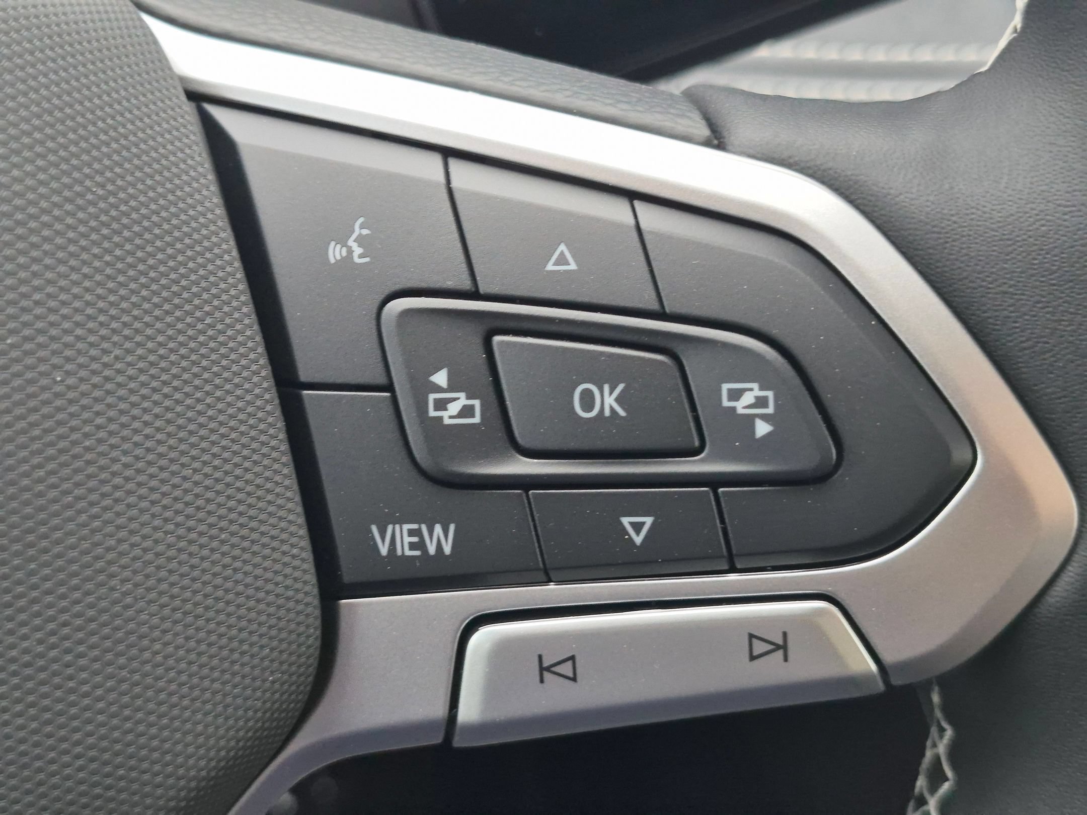New 2026 Platinum Gray Metallic Volkswagen SE image 18