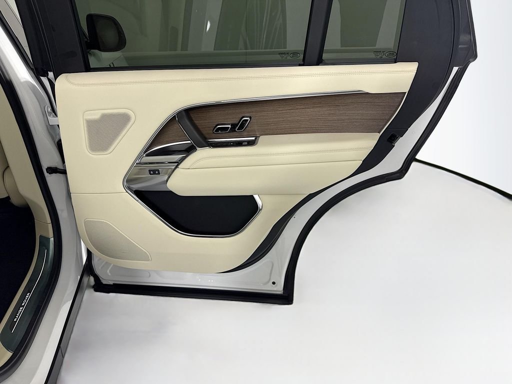 New 2026 Fuji White LAND ROVER SE 7 Seats image 28