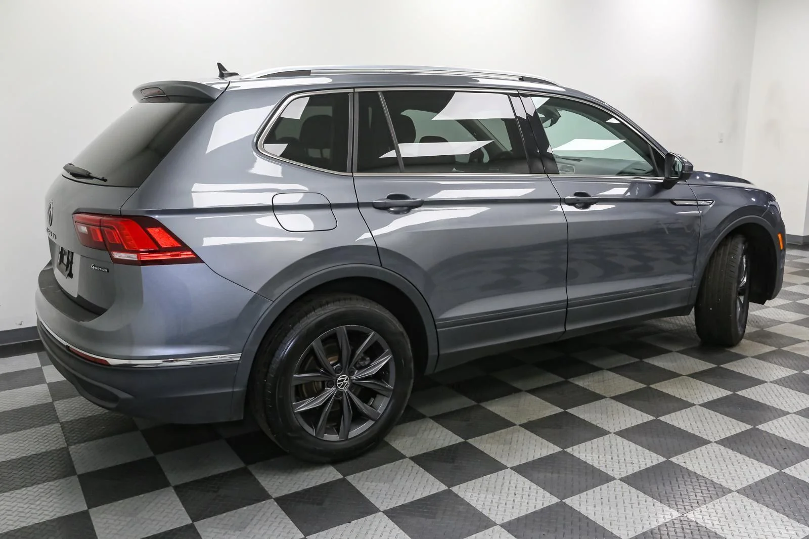 Used 2022 Platinum Gray Metallic Volkswagen SE image 9