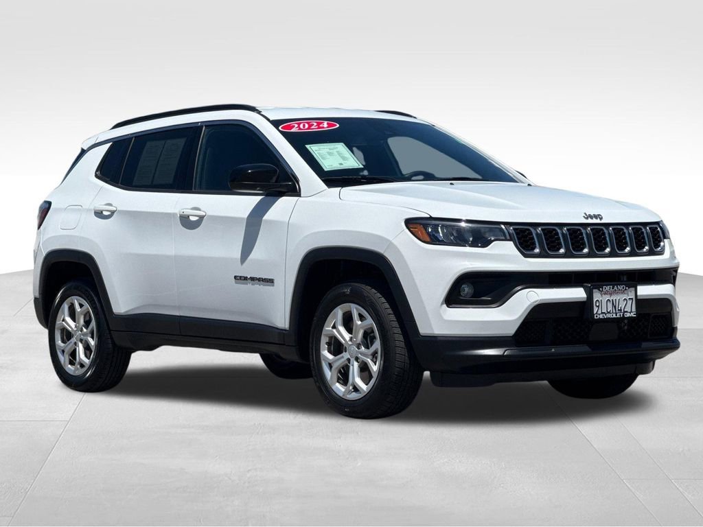 Used 2024 White Jeep Latitude image 7