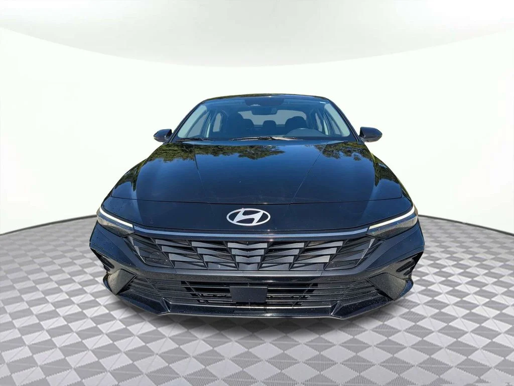 Used 2025 Black Hyundai SEL Convenience image 8