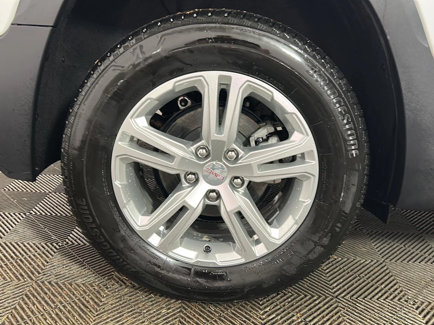 Used 2024 Summit White GMC SLE image 2