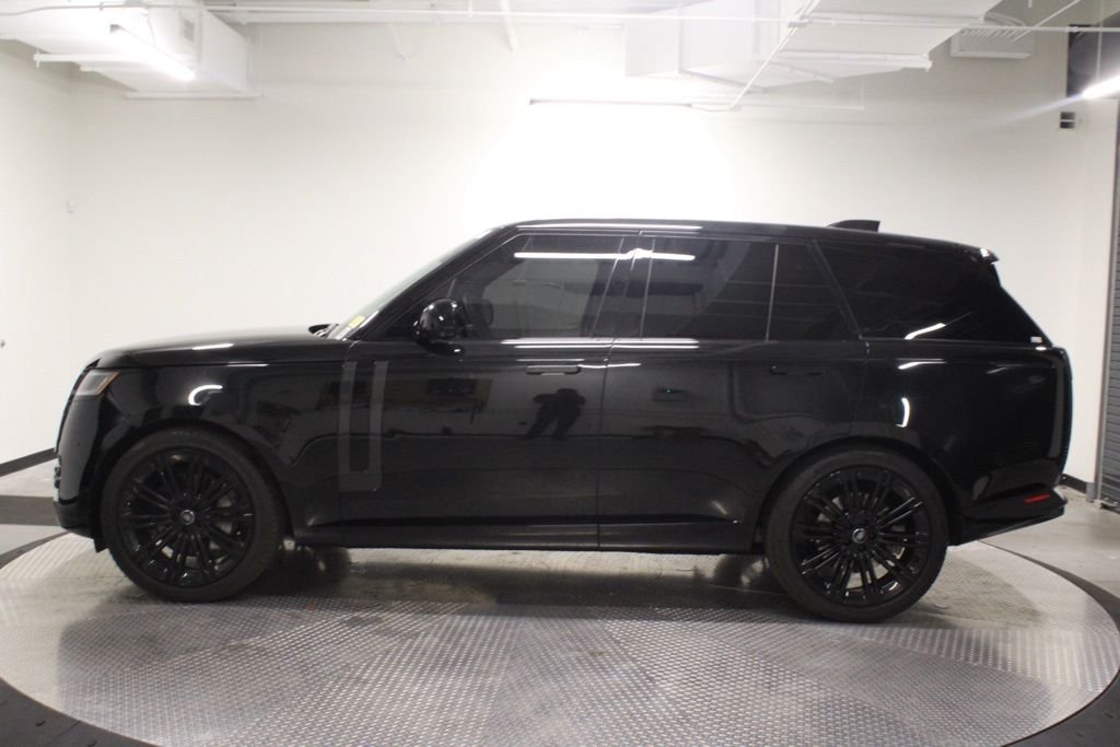 Used 2025  Land Rover SE image 2