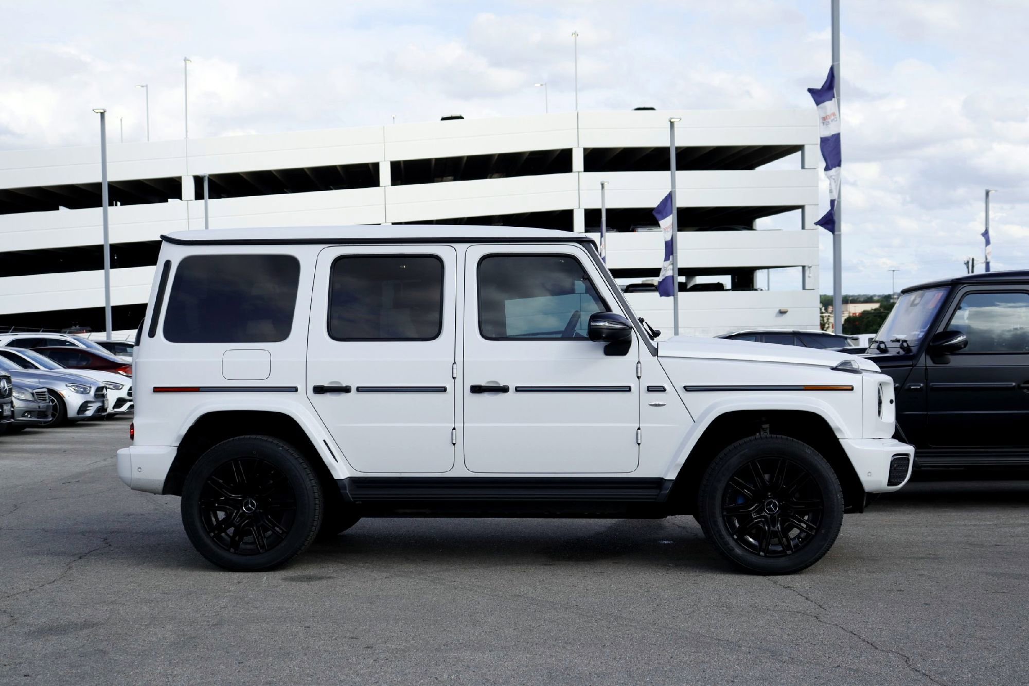 Used 2025 MANUFAKTUR Moonlight White Magno Mercedes-Benz G 580e image 4