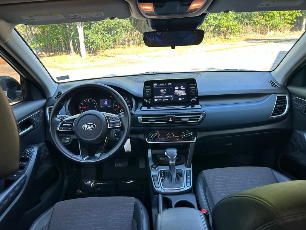 Used 2021 White Kia S image 30