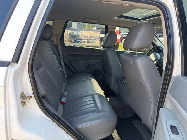 Used 2005 White Jeep Laredo image 21