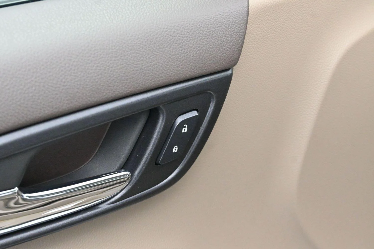 Used 2018 Summit White Chevrolet Premier image 10