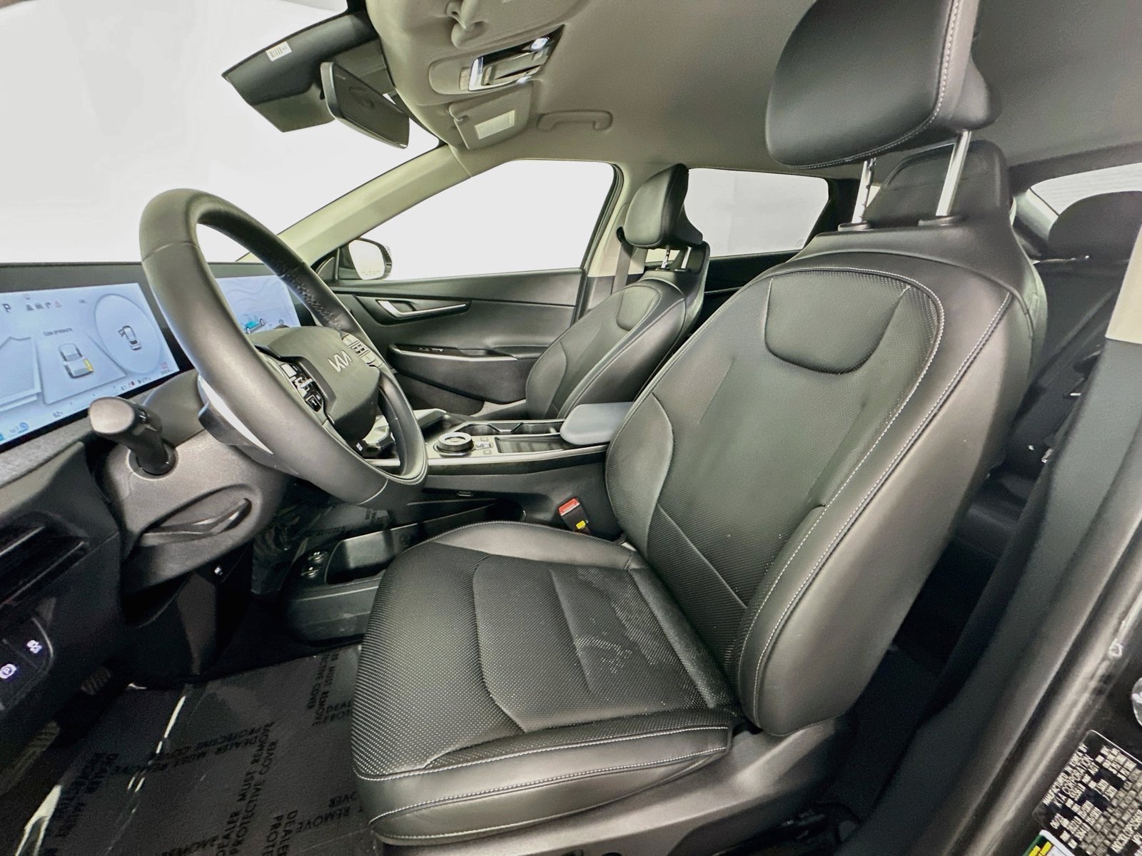 Used 2023 Interstellar Gray Kia Wind image 23