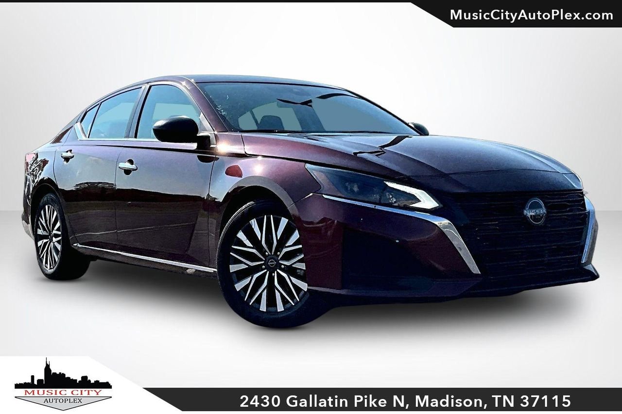 Used 2025 GARNET PEARL METALLIC Nissan SV image 1