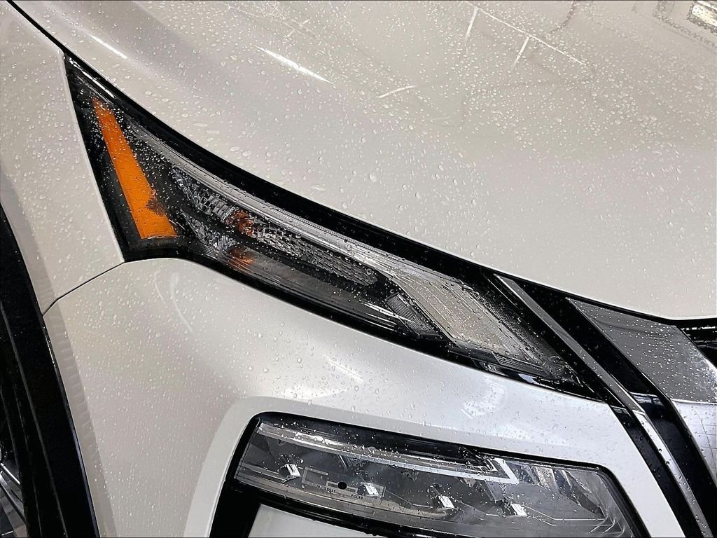 Used 2023 Pearl White Tricoat Nissan SL image 33
