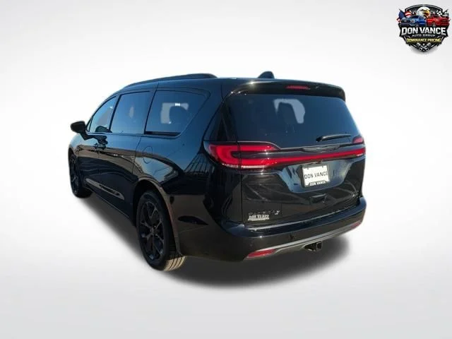 2026 Chrysler Pacifica Limited - Photo 3