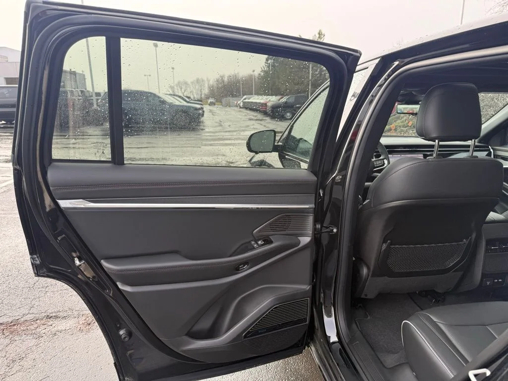 New 2025 Diamond Black Crystal Pearl-Coat Exterior Paint Jeep Limited image 34