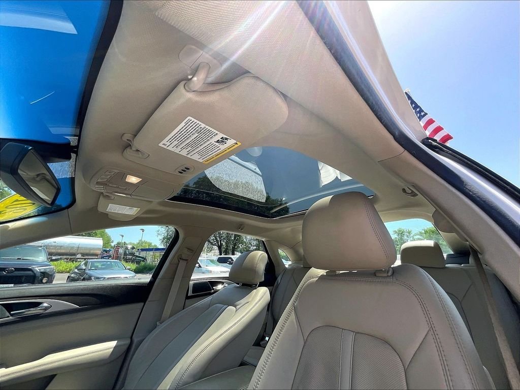 Used 2017 White Lincoln Reserve image 7