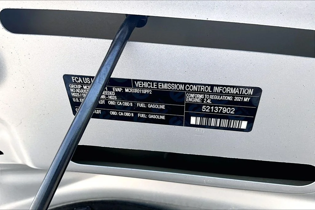 Used 2021 Silver Jeep Latitude image 33
