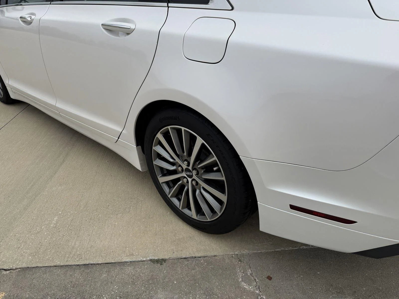 Used 2017  LINCOLN PREMIERE FWD image 6