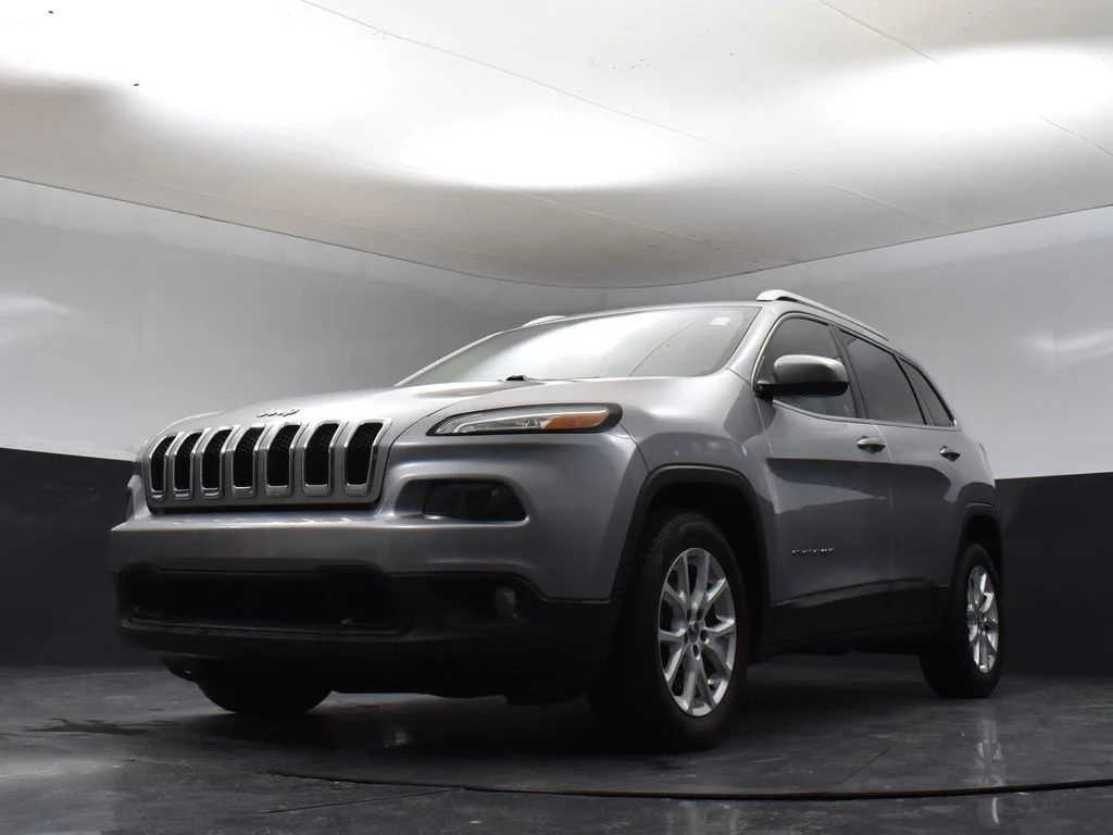 Used 2018 Silver Jeep Latitude Plus image 12