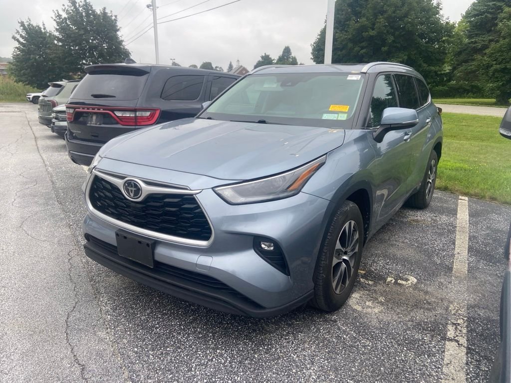 Used 2021 Moon Dust Toyota XLE image 3