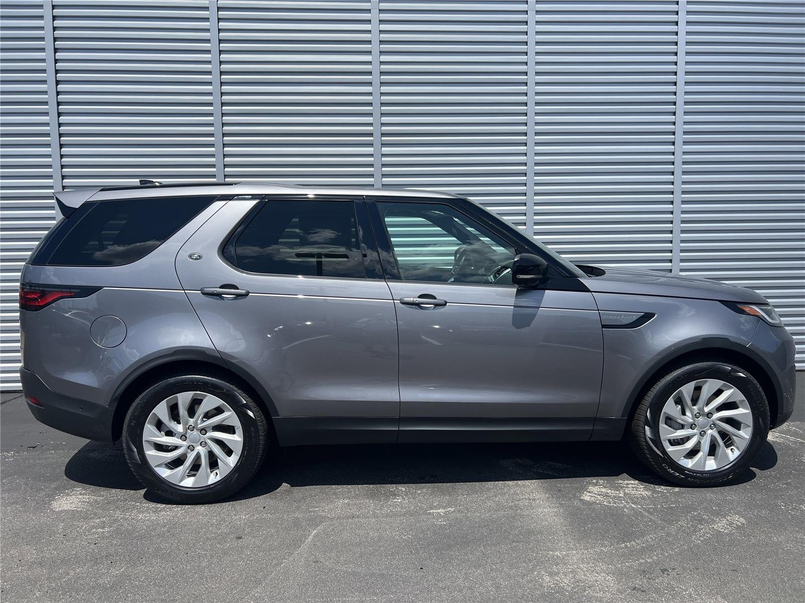 Used 2025 Eiger Grey Metallic Land Rover S image 5