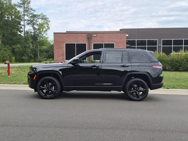 New 2026 Diamond Black Crystal Pearlcoat Jeep Limited image 10
