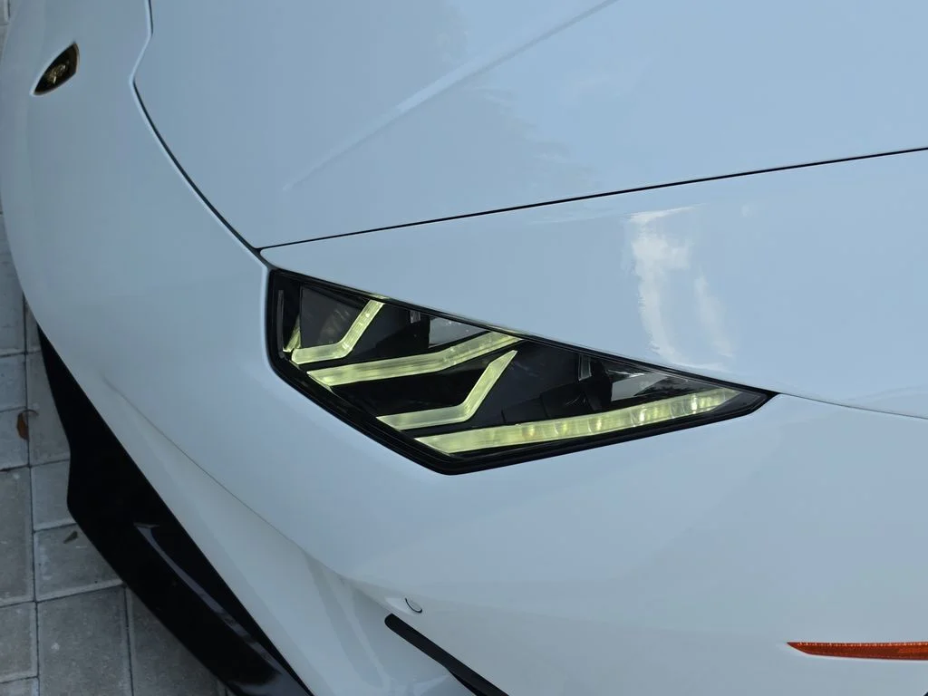 Used 2021 White Lamborghini Base image 9