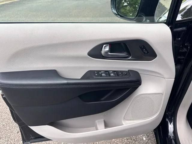 Used 2019 Black Chrysler Limited image 29