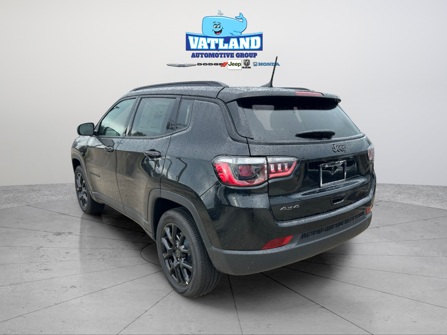 New 2026 Diamond Black Crystal Pearl-Coat Exterior Paint Jeep Latitude image 3