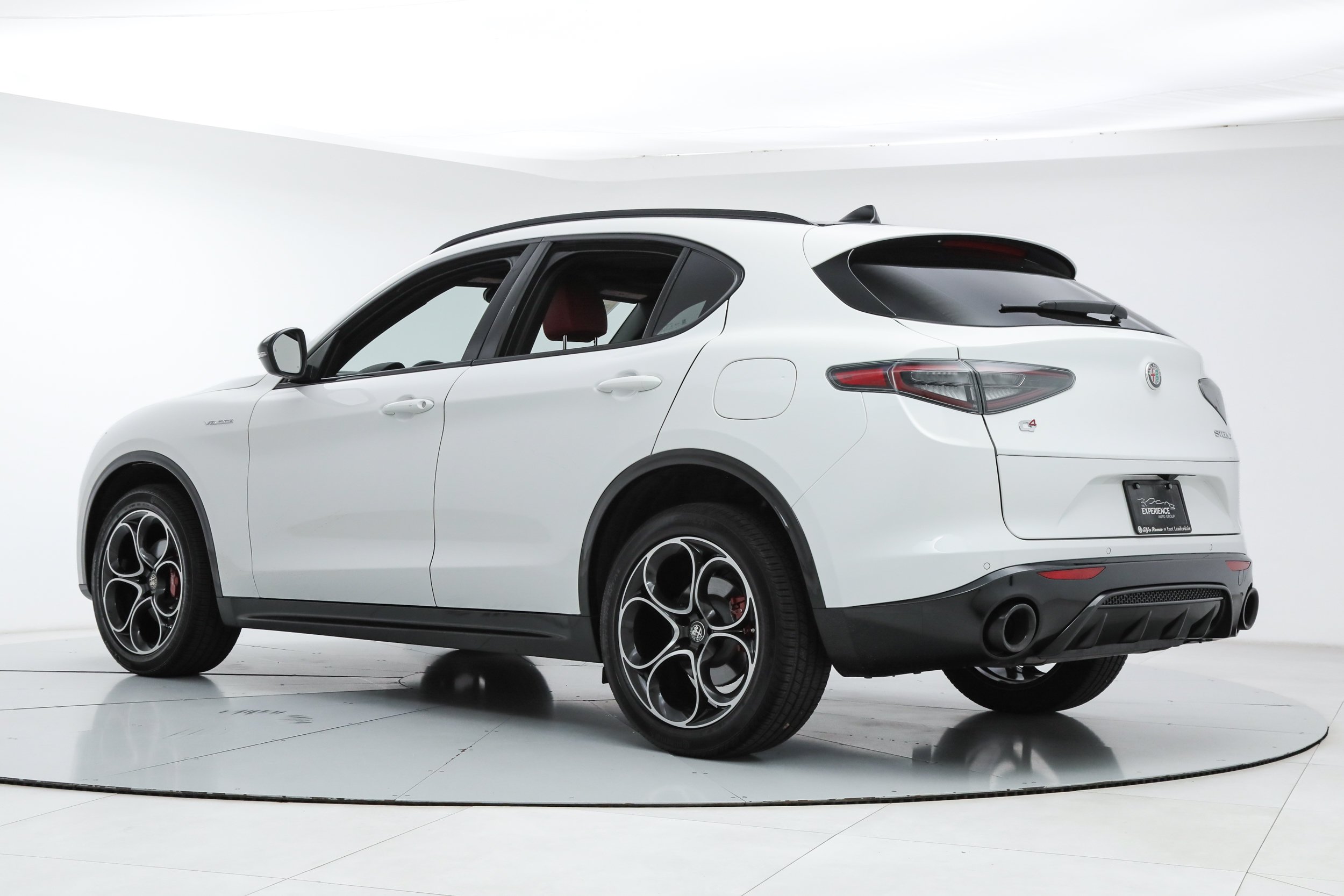 New 2025 Milano White Exterior Paint Alfa Romeo  image 3
